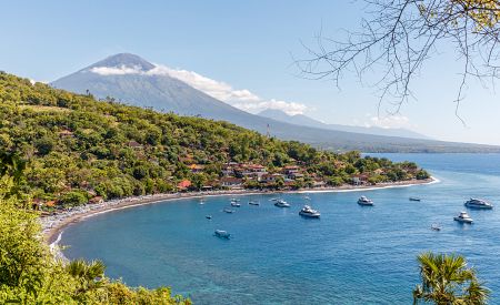 Zátoka v Amedu s rybářskými loděmi