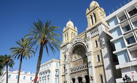Dominanta avenue Habib Bourguiba – katedrála svatého Vincence z Pauly v centru Tunisu
