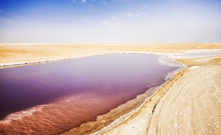 Největší tuniské slané jezero Chott el Djerid fascinující měnícími se barvami své hladiny