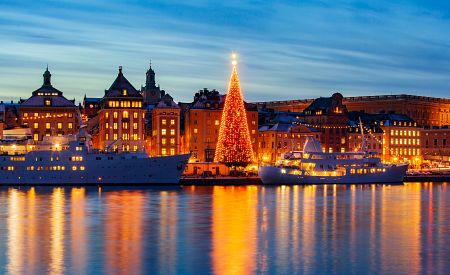 Nádherně nasvícené historické centrum Gamla Stan ve švédském Stockholmu