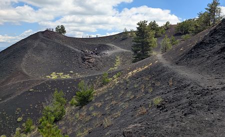 Procházka po lávových polích v blízkosti vulkanických kráterů Etny na Sicílii