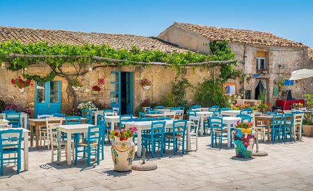 Pitoreskní sicilská rybářská vesnice Marzamemi s idylickou atmosférou