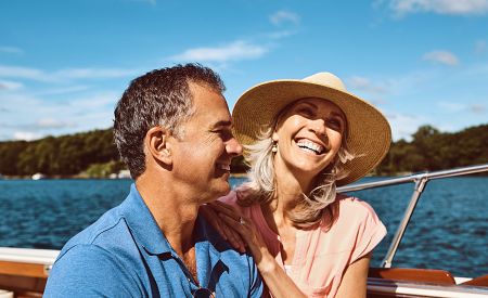 Příjemná plavba lodí do města Nida s výhledy na pobřežní krajinu