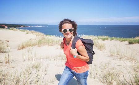 Krásná procházka po malebných písečných dunách ve městě Nida