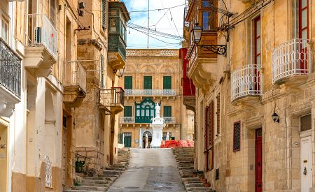 Poklidná atmosféra úzkých uliček Vittoriosy ve Vallettě s tradičními maltskými balkóny