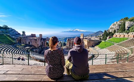 Jedinečný výhled z řeckého divadla v Taormině – až na siluetu Etny v dáli…