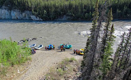 Rafting na aljašské ledovcové řece Nenana v národním parku Denali