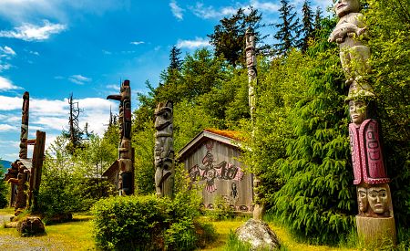 Vyřezávané totemy původních kmenů Aljašky v Totem Bight State Park