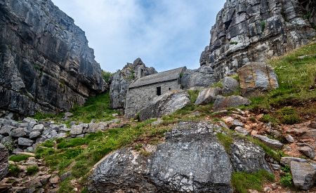 Do skály zasazená kaple Saint Govan's Chapel v jižní části Walesu
