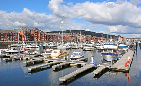 Marina v zálivu Swansea Bay velšského města Swansea