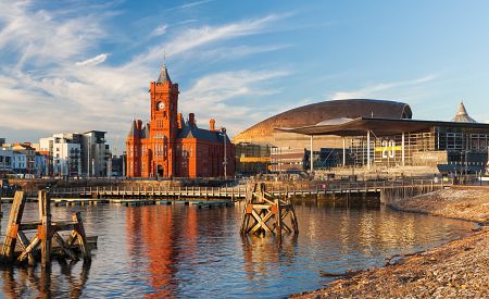 Čtvrť Cardiff Bay s budovou parlamentu a Wales Millennium Centre ve velšské metropoli Cardiff