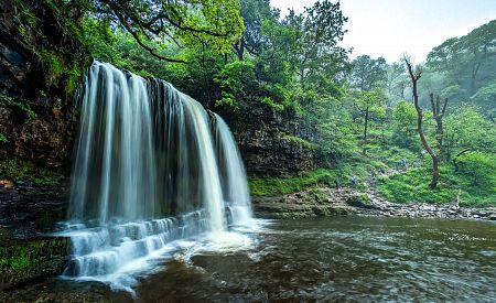Vodopád Sgwd yr Eira ve velšském národním parku Brecon Beacons