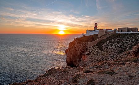 Západ slunce u mysu Cabo de Sao Vicente na portugalském pobřeží Algarve