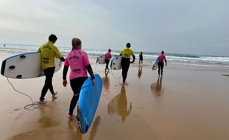 Vyzkoušejte surfování ve vlnách Atlantiku na pobřeží Algarve v Portugalsku!