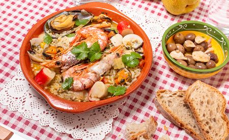 Arroz de Marisco – typické portugalské jídlo v restauraci zvané tasca
