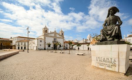 Historické náměstí v Lagosu se sochou Jindřicha Mořeplavce