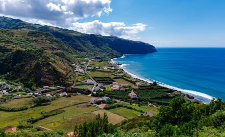 Pláž Praia Formosa se zlatavým pískem na azorském ostrově Santa Maria
