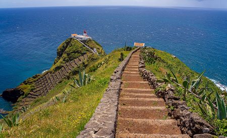 Pěší stezka na azorském ostrově Santa Maria k vyhlídce na maják Gonçalo Velho