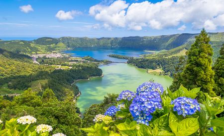 Úchvatný pohled z vyhlídky Vista do Rei na obří kalderu Sete Cidades na azorském ostrově São Miguel