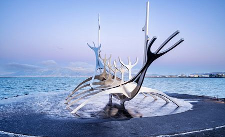 Slavná socha Sun Voyager na pobřeží v Reykjavíku