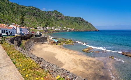 Pláže a překrásný azurový záliv São Lourenço azorského ostrova Santa Maria