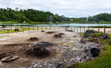 Unikátní příprava tradičního azorského pokrmu Cozido das Furnas