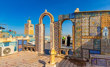 Impozantní vyhlídka na vyhledávanou mešitu Zitouna Mosque v tuniské metropoli