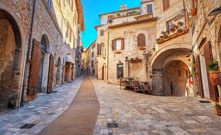 Romantické uličky italského městečka Assisi – rodiště sv. Františka