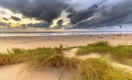 Široké nizozemské pláže surfařského letoviska Wijk aan Zee