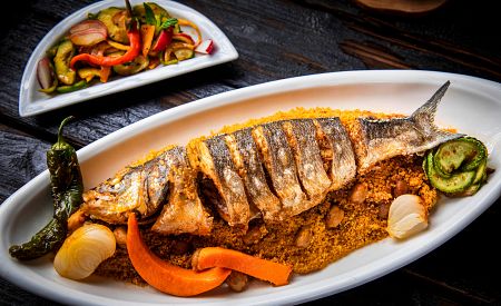 Oblíbený tuniský pokrm s kuskusem a grilovanou rybou