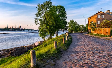 Ķipsala – malebný lotyšský ostrov na řece Daugava v Rize s historickými dřevěnými domy