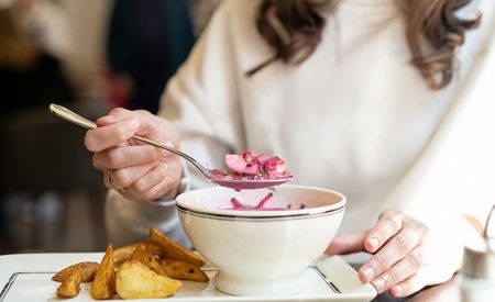 Vyzkoušejte lehký studený červený boršč šaltibarščiai – typický pokrm litevské gastronomie…