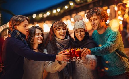 Ochutnávka svařeného vína provoněného skořicí, kořením a citrusy v centru arménské metropole Jerevan