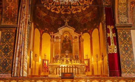 Impozantní oltář v arménské katedrále Ečmiadzin (UNESCO)