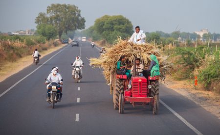 Místní obyvatelé na cestách mezi Džajpurem a Ranthambore v Indii