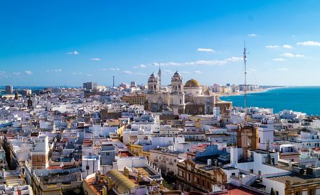Panoramatický výhled z věže Torre Tavira ve starobylém španělském městě Cádiz