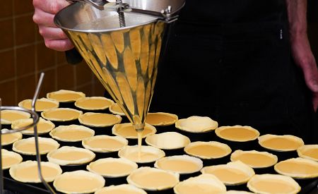 Příprava proslulých portugalských pudinkových koláčků Pastel de Nata