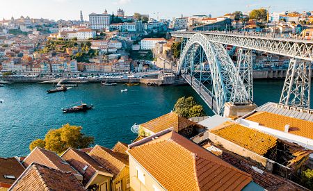 Výhled na most Ponte de Dom Luís I. přes řeku Douro ve městě Porto v Portugalsku