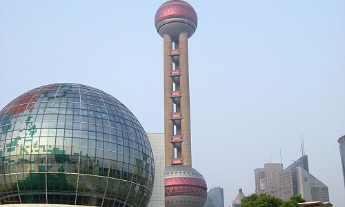 pohled na Perlovou věž od řeky Suzhou