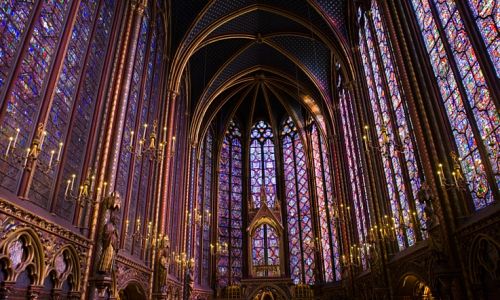 Sainte Chapelle - díky obrovským oknům je celý vnitřek prosycen nebesky modrým světlem