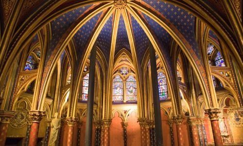 V Sainte Chapelle se nachází 1134 sklomaleb