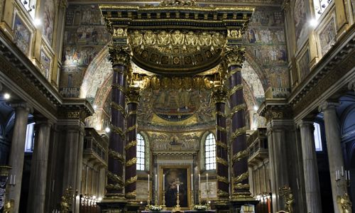 Interiér papežské baziliky