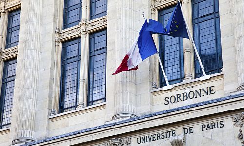 Univerzita Sorbonna byla původně postavena jen jako kolej pro 16 studentů teologie