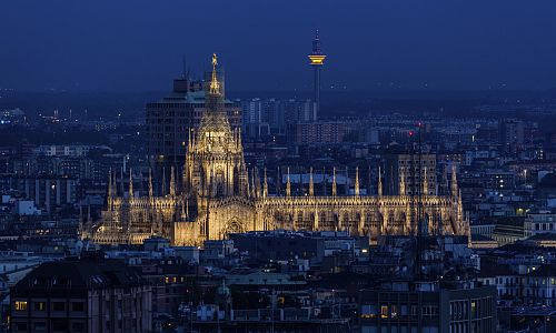 Večerní osvětlená Milánská katedrála