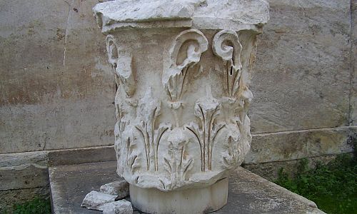 Detail hlavice sloupu z Hadriánovy knihovny