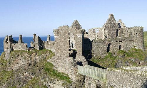 Hrad Dunluce Castle leží na severním pobřeží irského ostrova