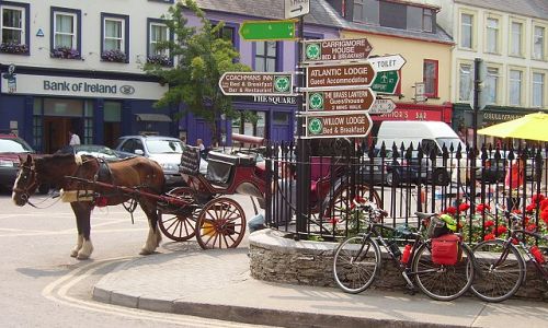 Město Kenmare leží na jihozápadě ostrova v hrabství Kerry
