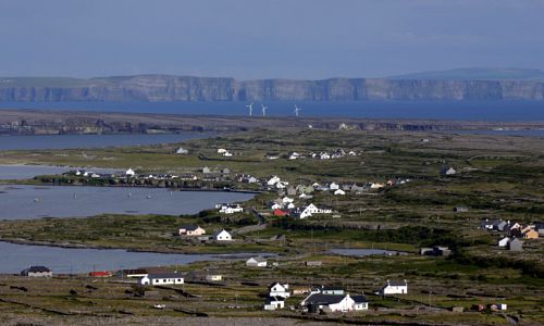Aranské ostrovy tvoří tři ostrovy Inishmore, Inishmaan a Inisheer