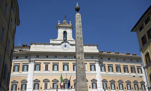 Montecitorijský palác, stojí na stejnojmenném náměstí Piazza di Montecitorio