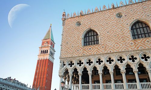 Ojedinělá fasáda s prvky benátské gotiky i narůžovělá barva z budovy činí architektonický unikát